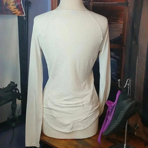 5/$25 UNDER ARMOUR MEDIUM SIZED DRIFIT WORKOUT TOP - Picture 6 of 11